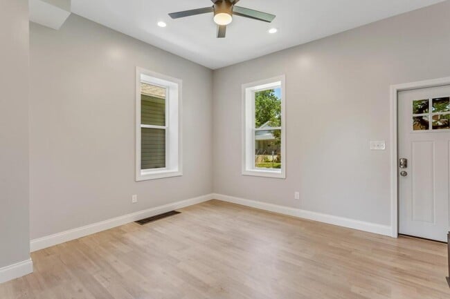 Building Photo - 5404 Nagel Ave