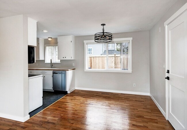 Building Photo - East Lynnwood Three Bed, 1 1/2 Bath Rambler