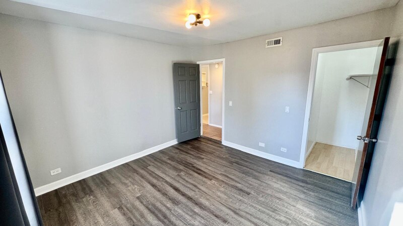 Building Photo - 1360 W Evergreen Ave