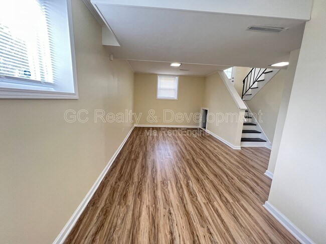 Building Photo - 206 E Center St