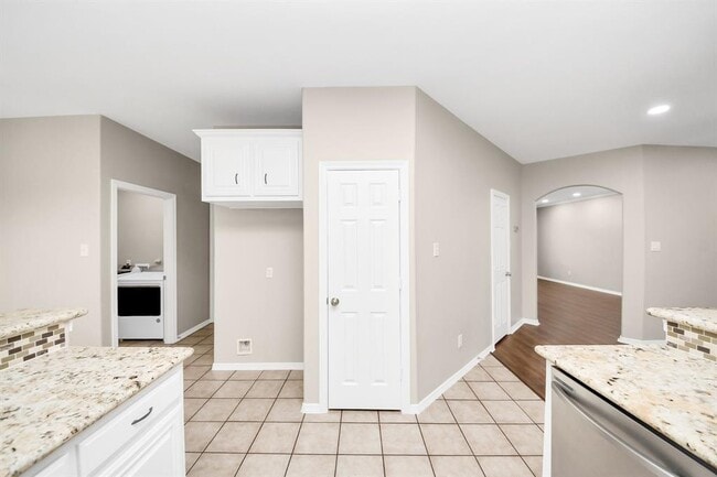 Building Photo - 8522 Sports Haven Dr