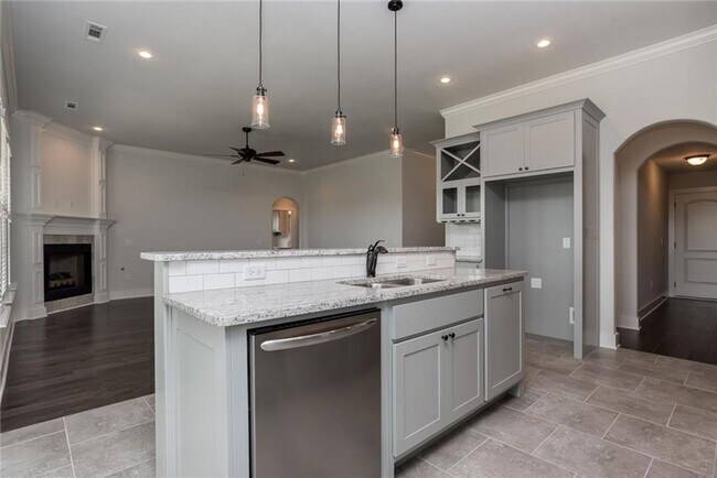 Building Photo - 4 Bed with LOFT!
