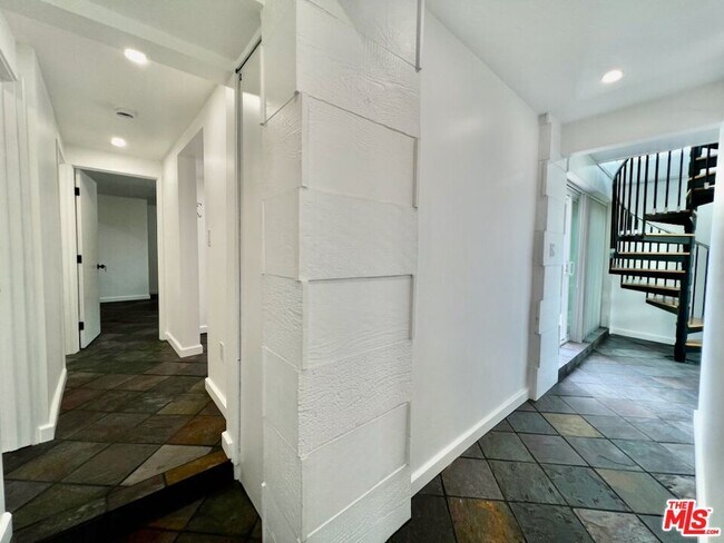 Building Photo - 1843 Kilbourn St