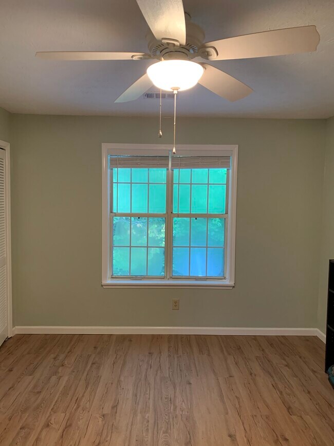 Double-panel window with mini blinds - 1161 Greenyard Way