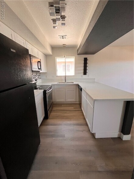 Building Photo - 6233 Ilanos Ln