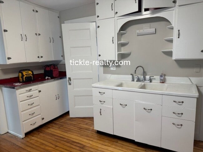 Building Photo - 4 Bedroom Park Ave House - 2 Full Baths, D...