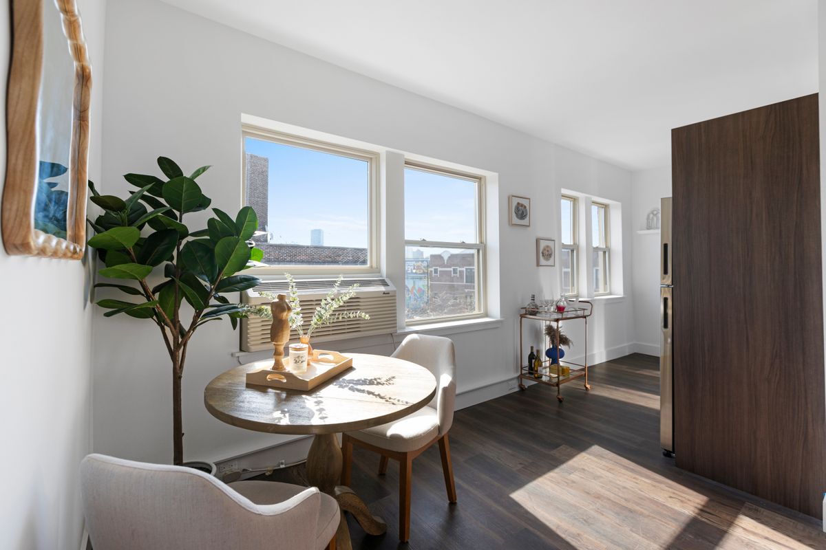 Building Photo - 1555 W Hollywood Ave