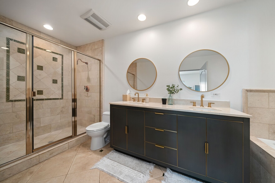 Primary Bathroom w dual sinks, shower and soaking tub - 10913 Whipple St
