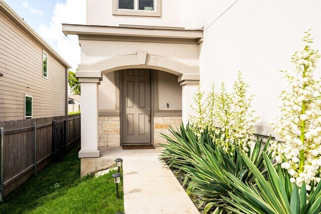 Building Photo - 7105 Gray Catbird Dr