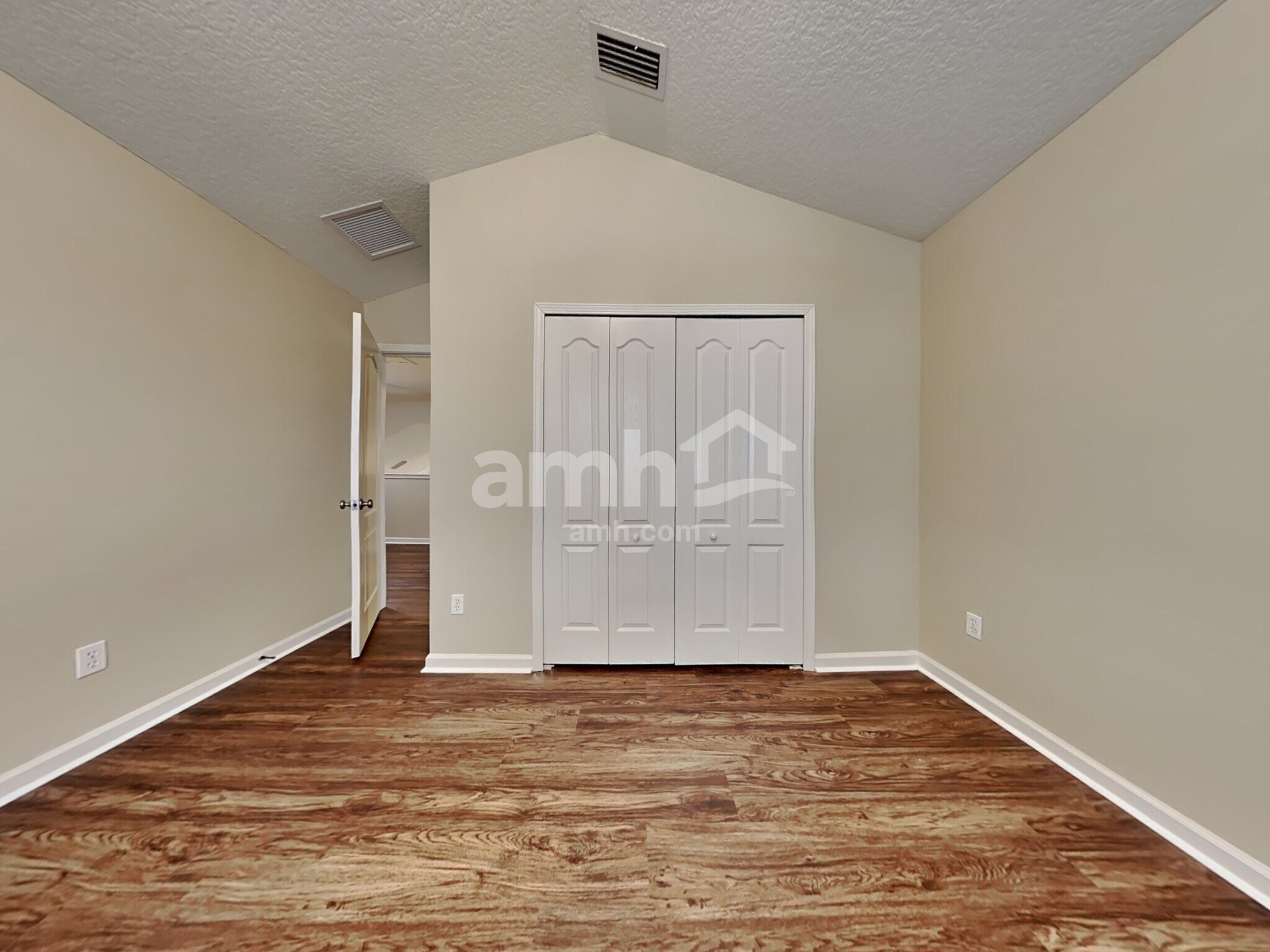 Building Photo - 890 Thoroughbred Dr