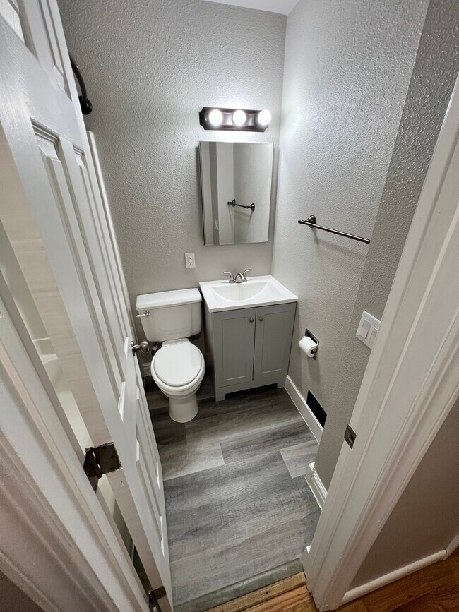 Full Bath - 2143 Beloit Dr