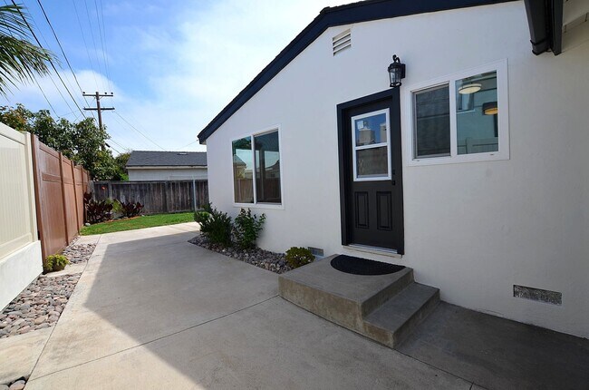Building Photo - Single level Home