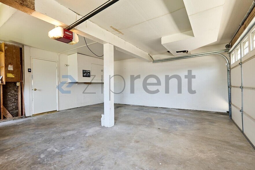 Building Photo - Unit A