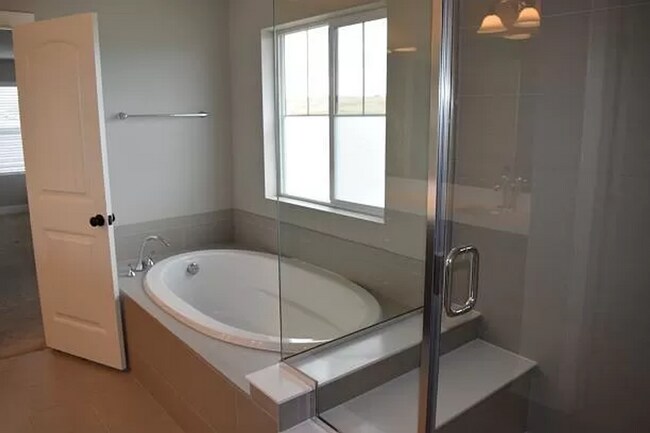 Building Photo - Spacious 3 Bedroom 2.5 Bathroom Home in Me...