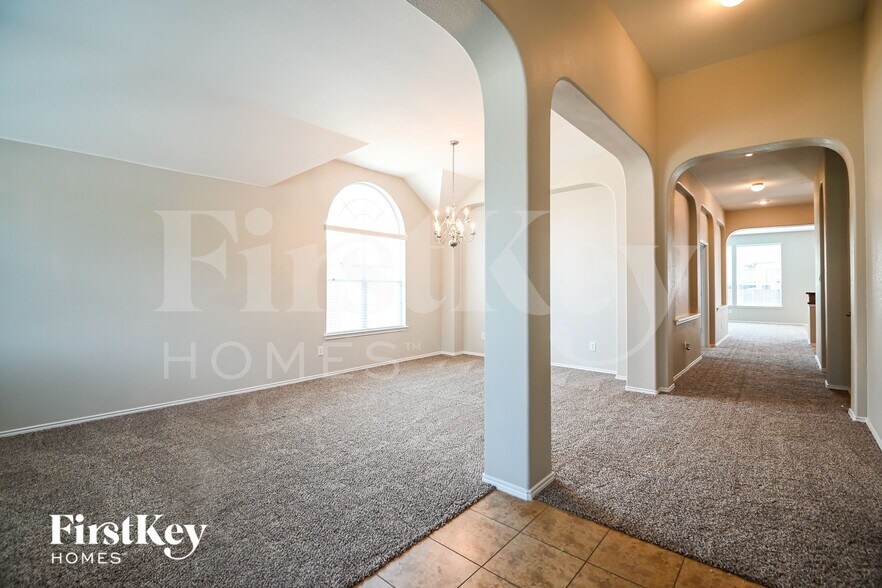 Building Photo - 824 Trailwood Dr