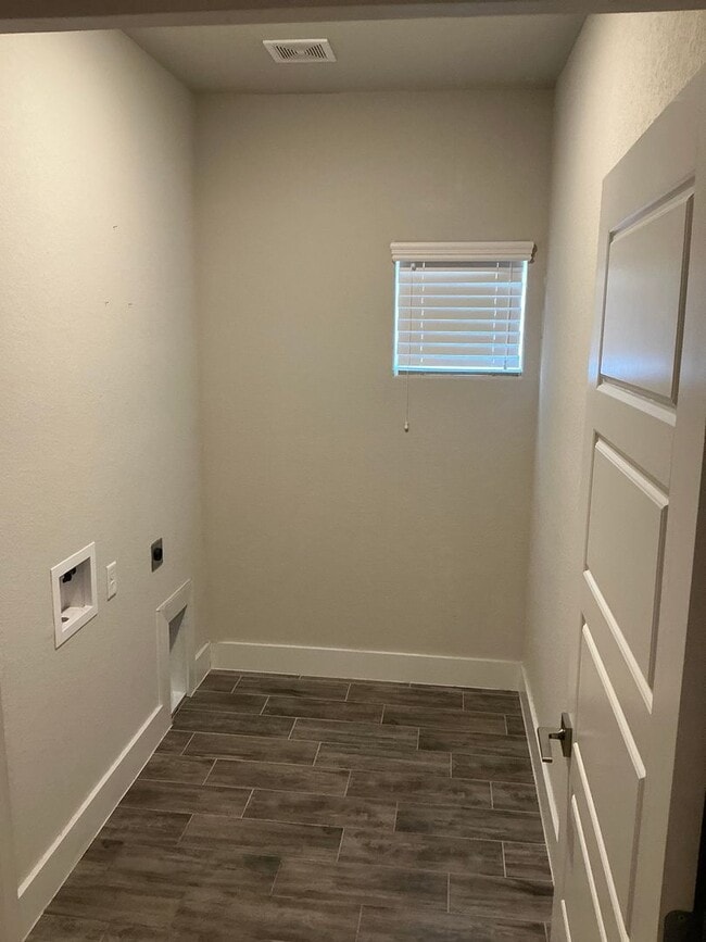 Building Photo - 3/2/2 + AFFORDABLE + PETS WELCOME