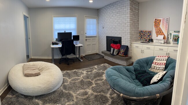 Building Photo - 8445 N Greenvale Rd