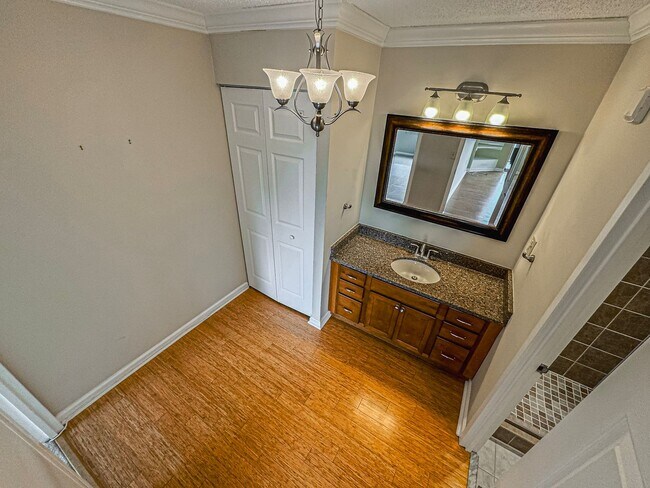 Building Photo - Bright And Spacious 1 Bed 1 Bath Condo Wit...