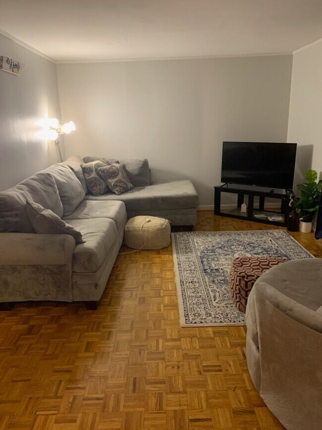 Building Photo - Great location for $2200/month  - 2bd/1ba with TWO assigned parking spaces (tandem spaces)