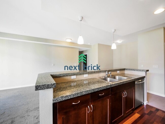 Building Photo - 1 Bed and 1 Bath Stunning Redmond DT Condo...
