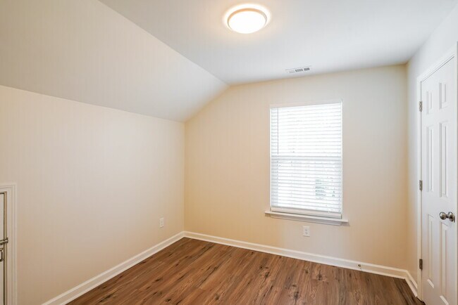 Building Photo - 125 Summerlake Pl