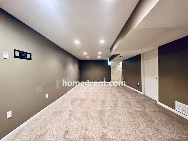 Building Photo - Fantastic South Overland Park Home in Blue...