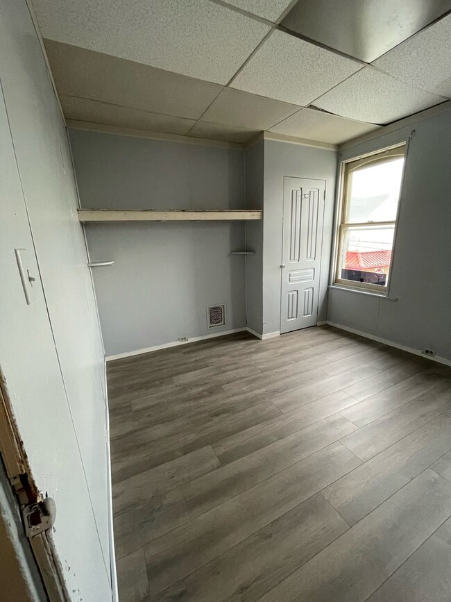 Building Photo - Spacious 3/4 Bedrooms Apartment