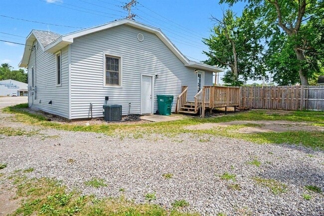 Building Photo - Completely remodeled home located on the north side of South Bend