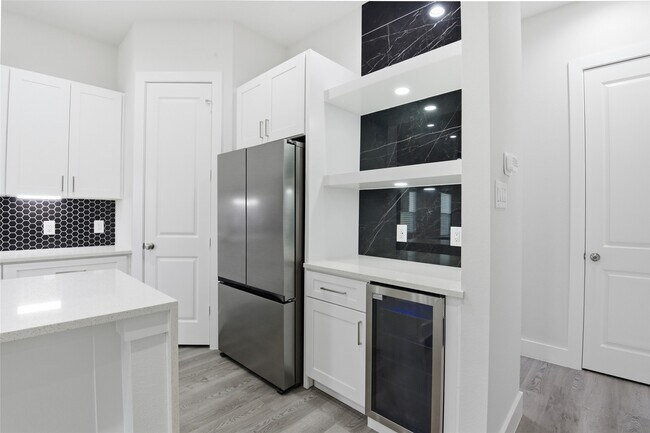 Building Photo - 727 S Victory Dr