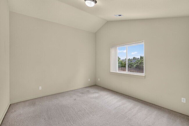 Building Photo - 7130 NE Ridge Dr