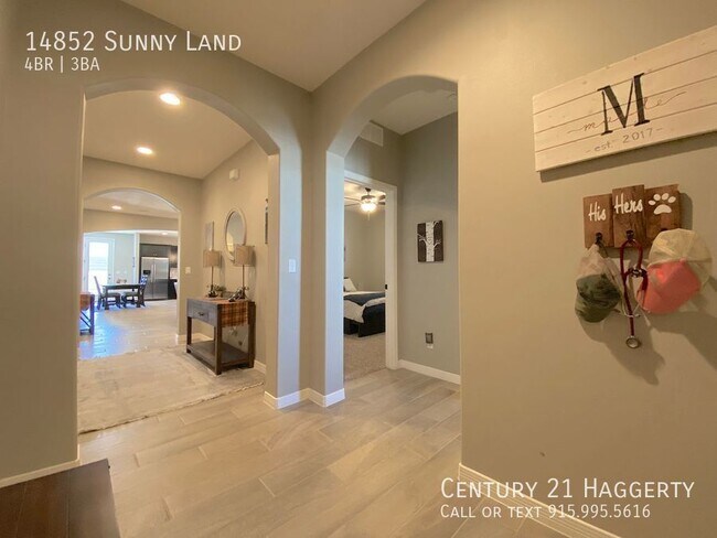 Building Photo - Gorgeous 4 Bedroom Refrig A/C Home