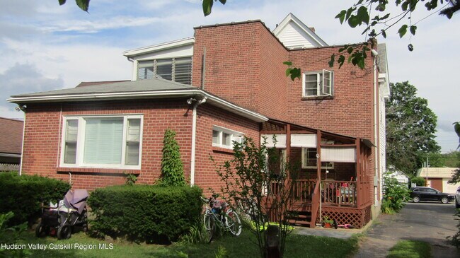 Building Photo - 393 Albany Ave