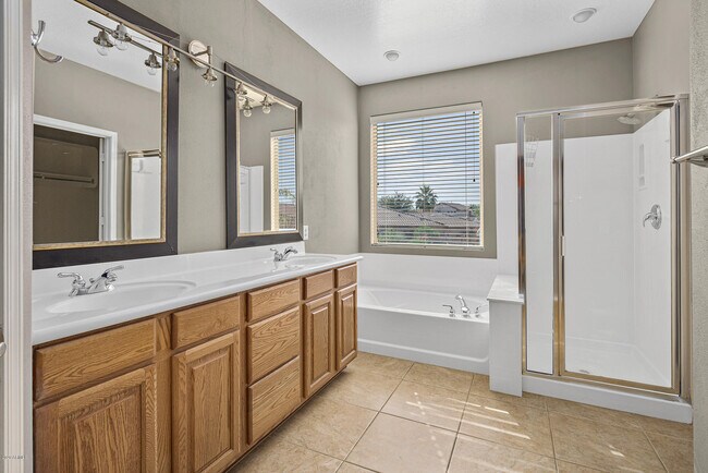 Building Photo - 4129 E Clubview Dr