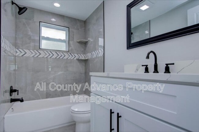 Building Photo - 425 Orangewood Dr