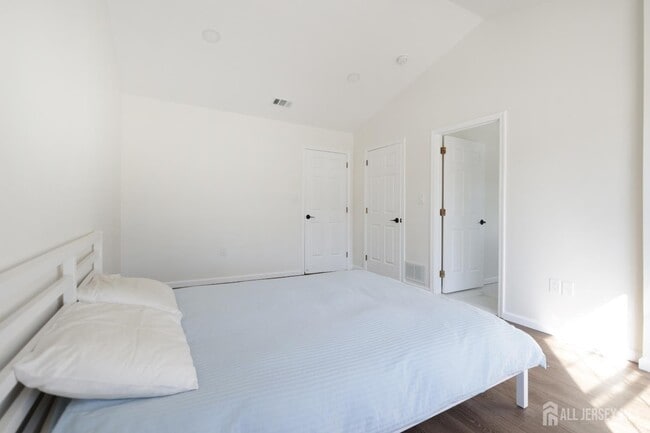 Building Photo - 42 Pennsbury Way