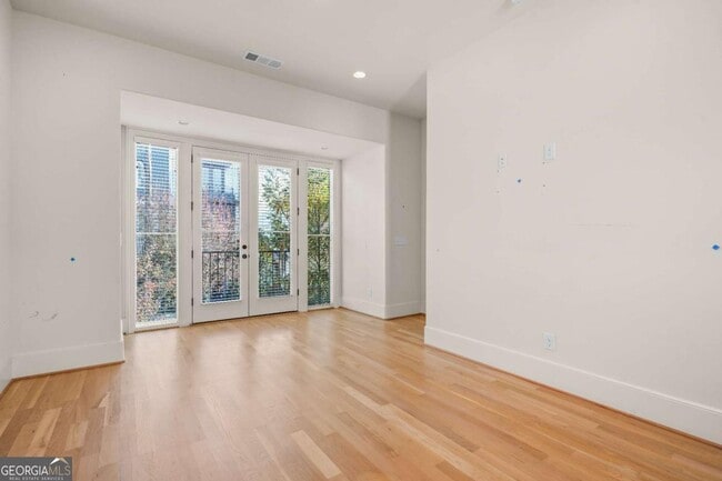 Building Photo - 689 Fraser St SE