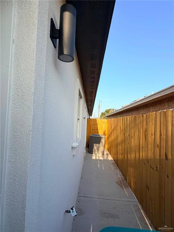 Building Photo - 3806 Rosewood Dr