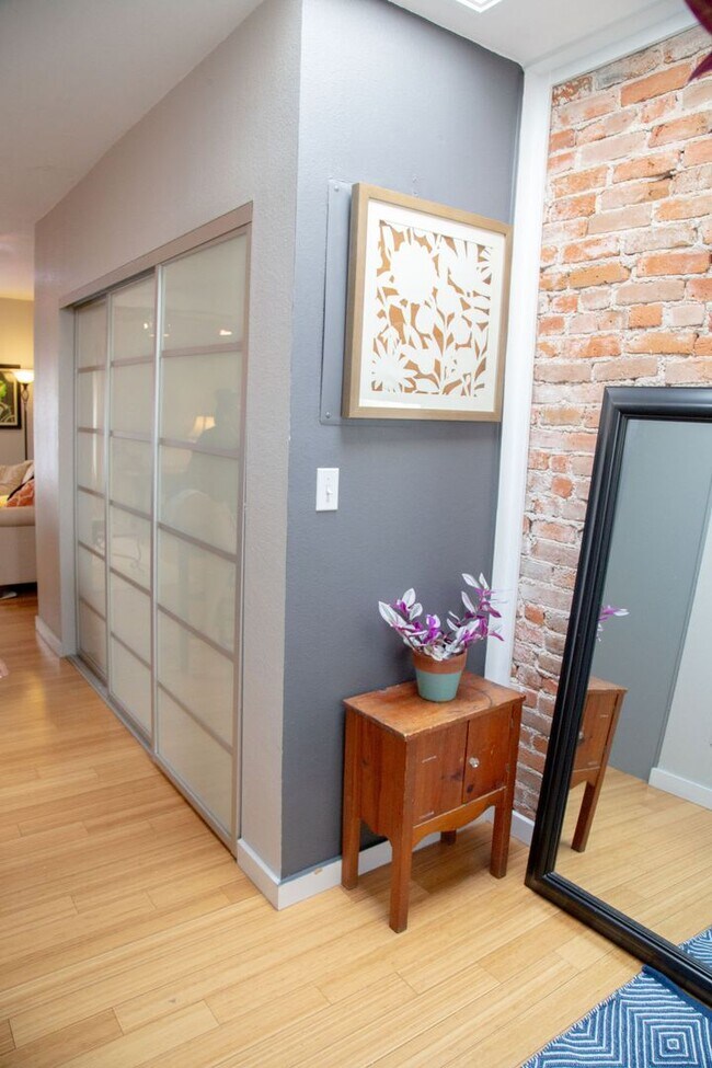 Building Photo - Chic 1-Bedroom Condo in North Capitol Hill...
