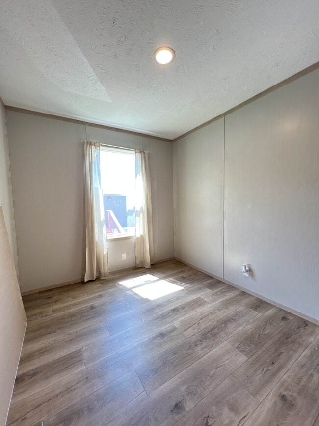 Building Photo - 15462 Lewis Rd