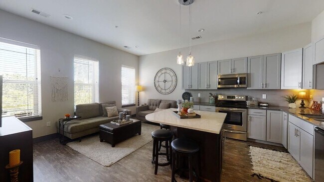 Building Photo - Beautiful Loft Apartment in the Heart of D...