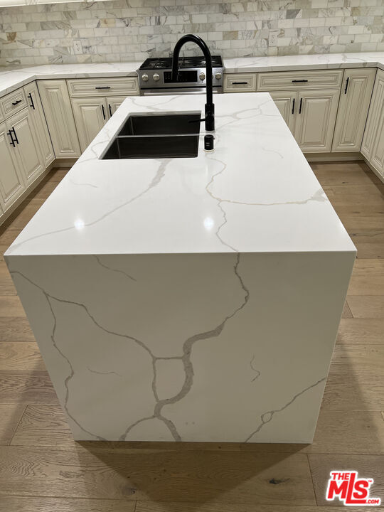 Building Photo - 5019 W Maplewood Ave