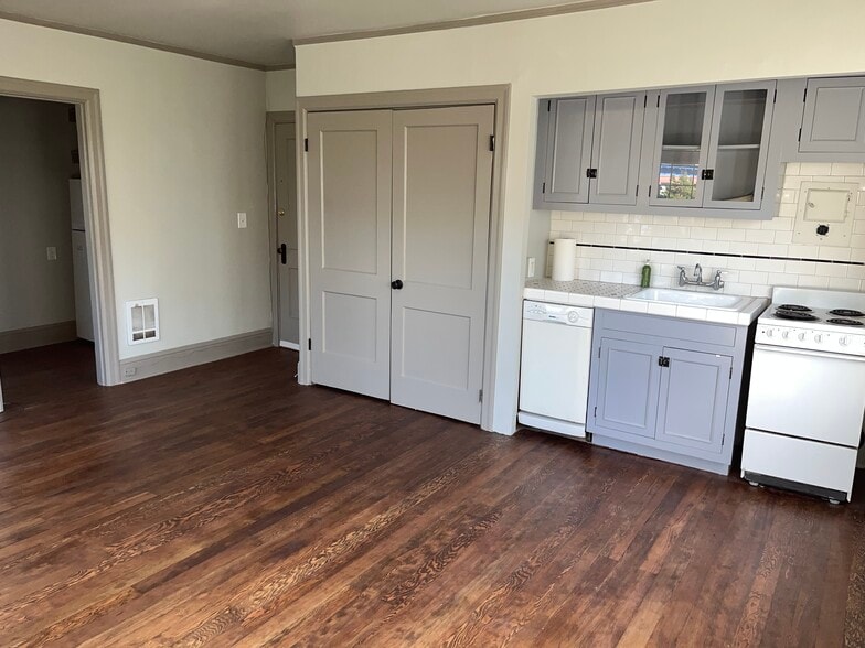 Entry/Kitchen - 20 NW 16th Ave
