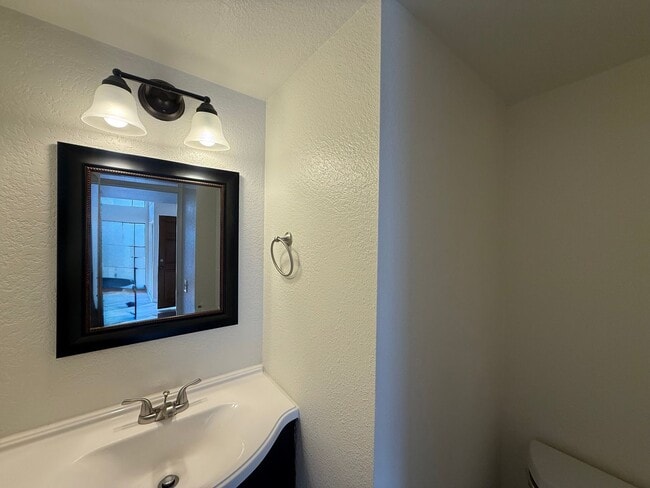 Building Photo - Beautiful 4B/2.5BA House in Vista w/ Attac...