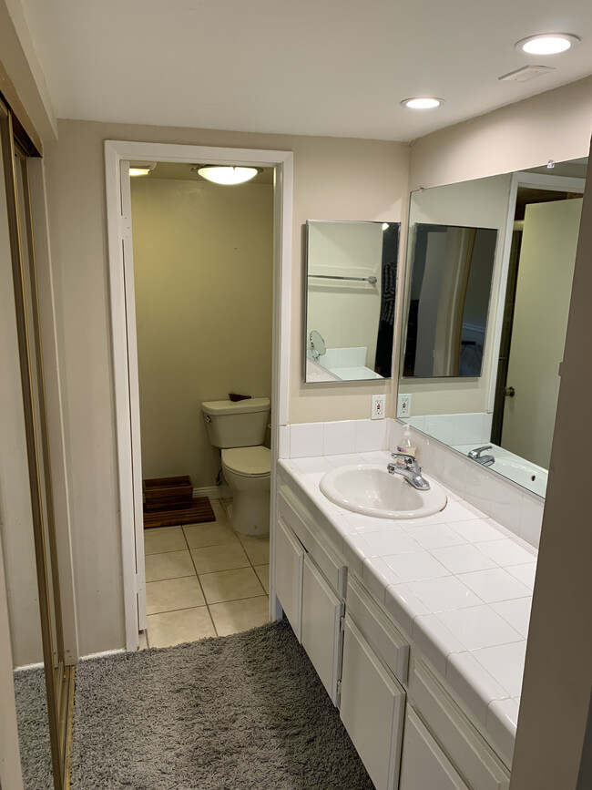 Master bathroom - 2700 Cahuenga Blvd E