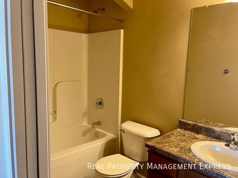 Building Photo - Amazing 3 Bedroom 2.5 Bath townhome in Harrisburg