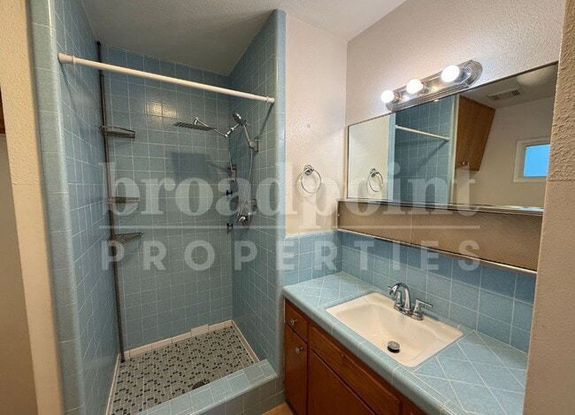 Building Photo - 440 Chestnut Ln