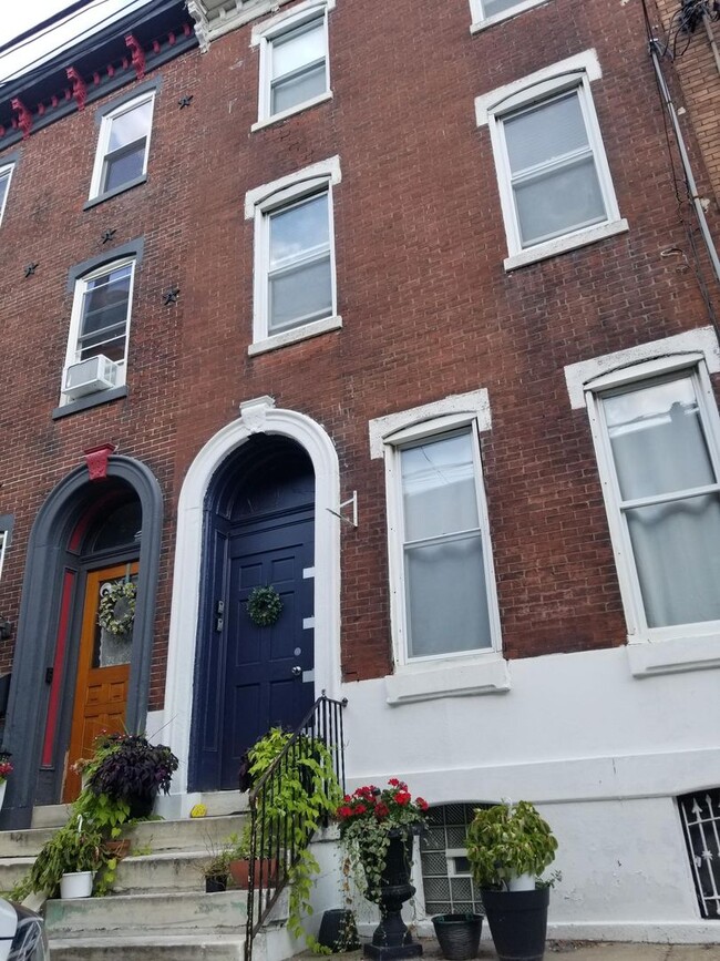 Building Photo - Beautiful bi-level apartment located at 84...
