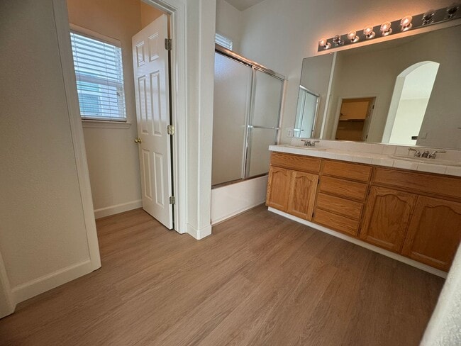 Building Photo - Spacious 2 Story Near Trails & Rose Park