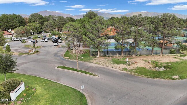 Building Photo - 620 Lakeway Dr