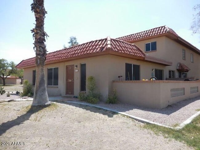 Building Photo - Remodeled Single Level 3 Bedroom 2 Bath To...